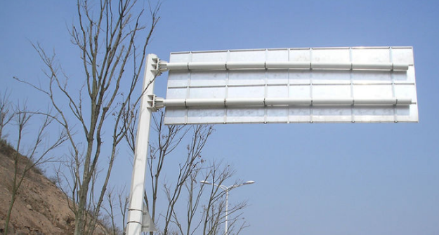 道路交通標(biāo)志牌安裝在道路上應(yīng)要做到哪些要求？